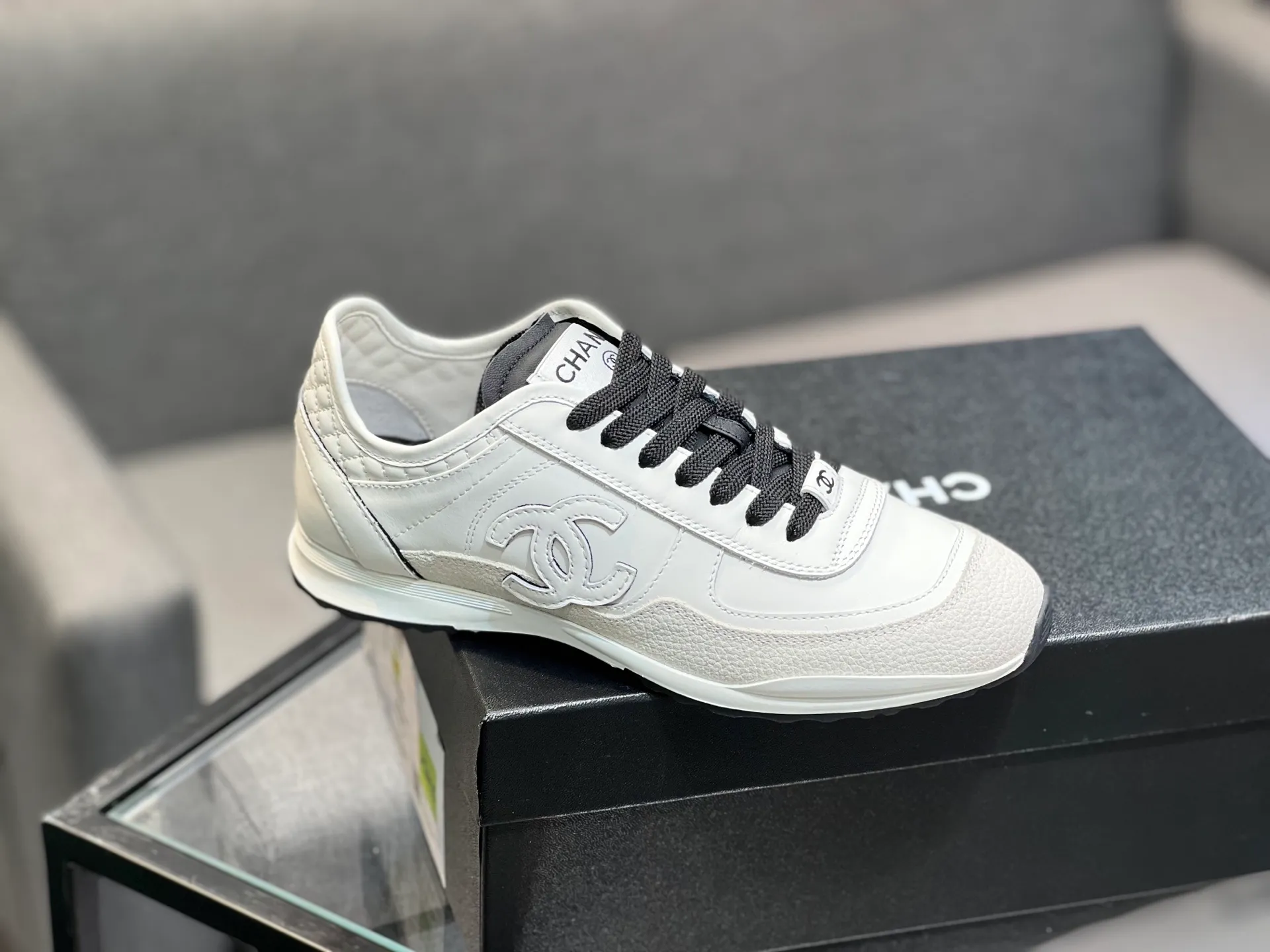 Men's men's shoes 💰620 Exclusive real shot (top version) CHANEL Chanel 2025ss color matching thick-soled casual sports shoes and sneakers. The counter is synchronized. The counter is very popular. A shoe that is very difficult to buy. The most popular thick-soled panda shoes on the Internet. It can be imagined that Xiaoxiang control can't miss it. It has both good looks and comfort. Simple and versatile white shoes. The thick sole increases the height and is super versatile. Close your eyes and wear it. Whoever wears it will look better. Upper: calfskin Lining: imported sheepskin lining Outsole: TPU original outsole Size: 35-44 (customized for women 41 and 40, and 45 for men)